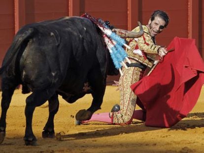 El torero Juan Jos&eacute; Padilla en la faena con la muleta a su primer toro, de la ganader&iacute;a de Torrestrella, en la quinta corrida de toros de la Feria de Abril. 