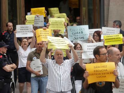Decenas de funcionarios se concentraron este martes ante la Audiencia de Barcelona.