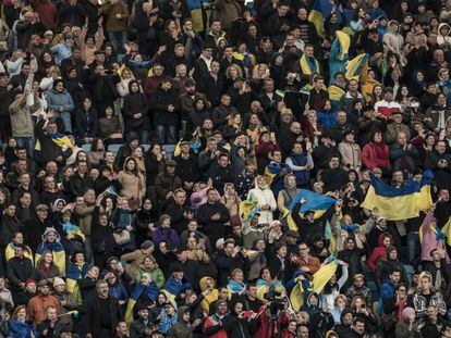 El público asiste en un estadio de Kiev al debate entre los dos candidatos a la segunda vuelta de las elecciones presidenciales.