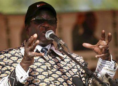 El presidente de Zimbabue, Robert Mugabe, interviene durante un mitin electoral en Banket.