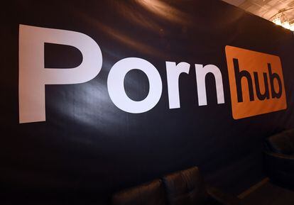 El logo de Pornhub en un estand de un evento para adultos.