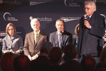 La ministra española de Defensa, Carme Chacón, el ex presidente estadounidense Bill Clinton, el ex primer ministro británico Tony Blair y el ex presidente español Felipe González, durante el encuentro en Nueva York.