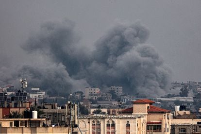 Imagen tomada desde Rafah donde se pueden ver varias columnas de humo que se elevan sobre Jan Yunis, este miércoles tras un ataque israelí. 