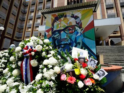 Fotografía de un mural adornado con flores dedicado al expresidente chileno, Salvador Allende, en El Salvador.