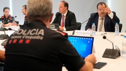 El conseller de Interior, Joan Ignasi Elena, junto al director de la policía catalana, Pere Ferrer, en una reunión del Gabinete Antiterrorista.