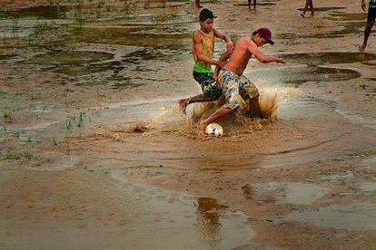 Os dilúvios habituais e constantes de um clima quente e úmido não intimidam os meninos de Oiapoque, no extremo norte do país.