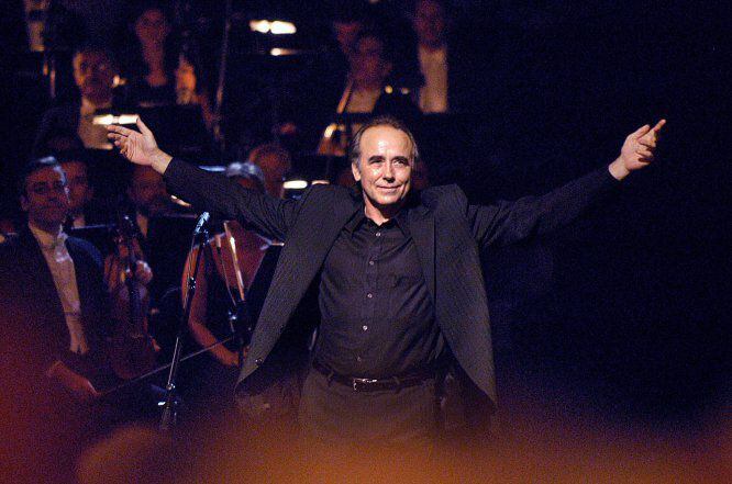 Serrat, en una actuación en el teatro Colón de Buenos Aires (Argentina), en 2004. Fue el año en que publicó su disco 'Serrat Sinfónico'.