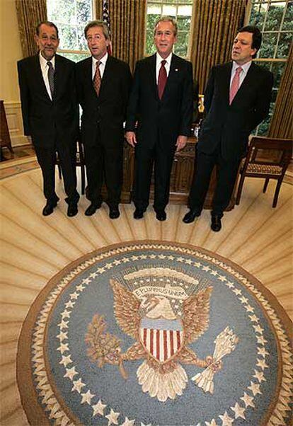 Bush, Juncker, Barroso y Solana posan en el Despacho Oval de la Casa Blanca momentos antes del inicio de la cumbre.