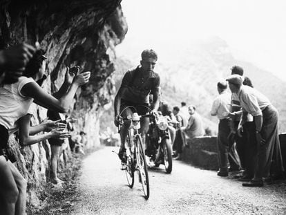 Bahamontes en una subida del Tour de 1954.