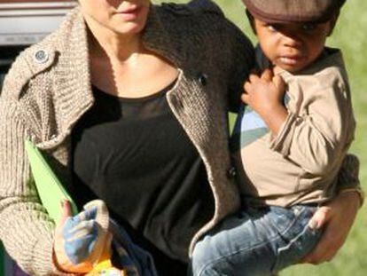 La actriz Sandra Bullock junto a su hijo Louis.