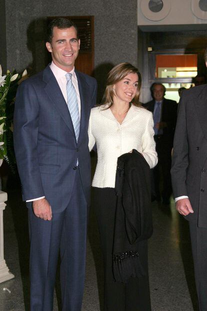 Esta imagen recoge la primera aparición pública de los príncipes de Asturias después del anuncio de su compromiso. La pareja asistía, junto a otros miembros de la Familia Real, al concierto de Rostropovich en el Teatro Real de Madrid, en honor a la reina Sofía, que celebraba su 65º cumpleaños, el 2 de noviembre de 2003. 