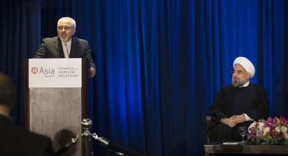 El ministro de Exteriores iraní, Mohamed Javad Zarif, pronuncia un discurso ante la mirada del presidente Rohaní.