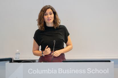 La presidenta madrileña, Isabel Díaz Ayuso, el día 14 durante su reunión con estudiantes de la Universidad de Columbia, en Nueva York.