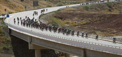 El pelot&oacute;n durante la decimotercera etapa de la Vuelta Ciclista a Espa&ntilde;a.