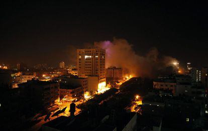 Fuego y humo en Gaza, tras el bombardeo israelí sobre Gaza.