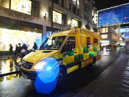 Una ambulancia atraviesa Oxford Street, en Londres, el pasado 19 de diciembre, cuando se decretaron nuevas restricciones contra el virus en la capital británica