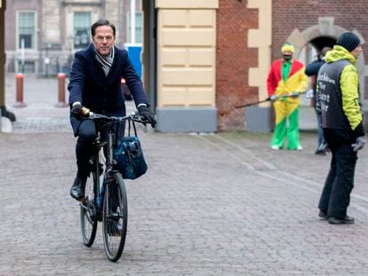 Mark Rutte llega en bicicleta a un Consejo de Ministros, en 2020 en La Haya.