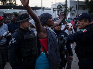 Una mujer ante las fuerzas de seguridad, en Tapachula (Chiapas).