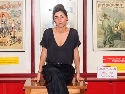 Manuela Lorente, fotógrafa madrileña, posa en su bar de referencia, en el barrio de Moncloa.