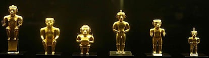 Seis de las 122 piezas del tesoro quimbaya, regalado por el gobierno colombiano al reino de España, expuesto en el Museo de América de Madrid.