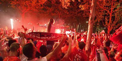 Aficionados del Sevilla celebran la Europa League. 