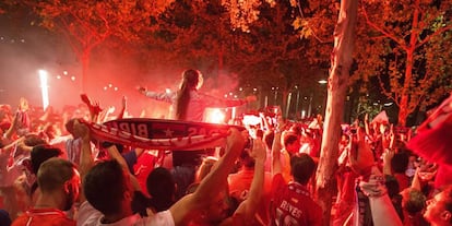 Aficionados del Sevilla celebran la Europa League.