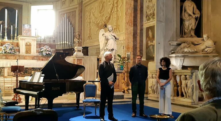 Estreno de 'Pentaphonics' de Eduardo Soutullo (en el centro), en la Real Academia de España en Roma, en una imagen cedida por el compositor.
