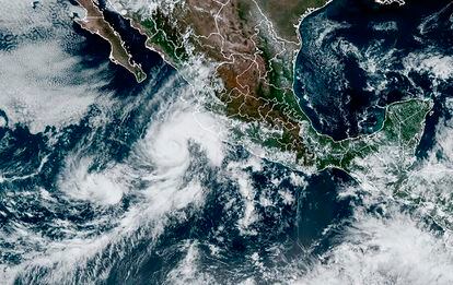 Imagen satelital del huracán 'Orlene' frente a las costas mexicanas del océano Pacífico.