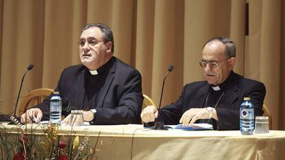 El obispo de Salamanca, Carlos López, a la derecha, junto al portavoz de la Conferencia Episcopal, José María Gil Tamayo, en 2014.