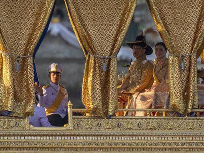 El rey de Tailiandia Maha Vajiralongkorn, conocido como Rama X, y la reina Suthida, durante la procesión por el río Chao Praya, el 12 de diciembre.