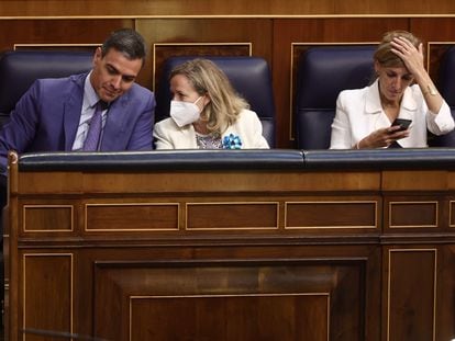 Pedro Sánchez, Nadia Calviño y Yolanda Díaz, en una sesión plenaria en el Congreso de los Diputados.