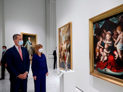El rey Felipe, acompañado por la ministra de Educación y Formación Profesional, Pilar Alegría, observa la 'Virgen del Lirio', de Cornelis van Cleve.