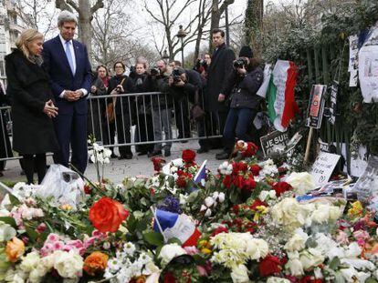 El secretario de Estado de EE UU, John Kerry, frente a la sede de &#039;Charlie Hebdo&#039;