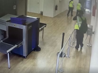 Imagen del vídeo del circuito de vigilancia del aeropuerto madrileño donde se ve a uno de los trabajadores detenidos con una mochila que supuestamente contiene cocaína.
