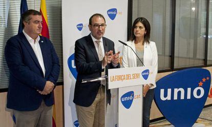 Ramon Espadaler (c)junto al candidato por Girona, Xavier Dilme (i), y Montse Surroca.