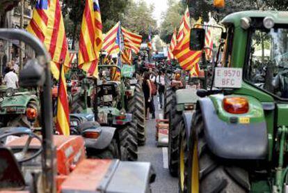 La marcha de tractores impulsada por la Unió de Pagesos para defender el referéndum ilegal.