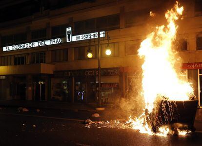 Varios contenedores ardieron en el centro de Valencia donde cientos de personas se manifestaron en apoyo al barrio de Gamonal, de Burgos.