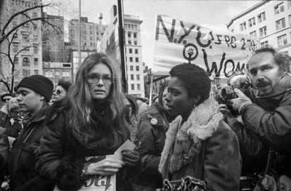 Gloria Steinem, al inicio de la marcha del Día de la Mujer el 7 de marzo de 1975 en Nueva York.