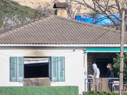 Agentes de la Guardia Civil realizan investigaciones en la vivienda en El Molar (Madrid), este martes.