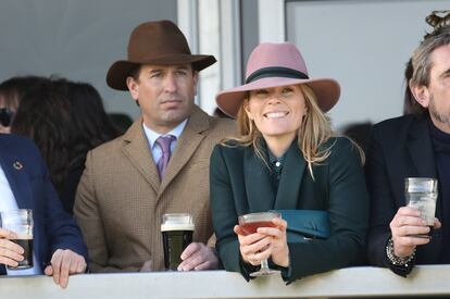 Peter y Autumn Phillips en una carrera de caballos en el Festival de Cheltenham, Reino Unido, el 13 de marzo de 2020.