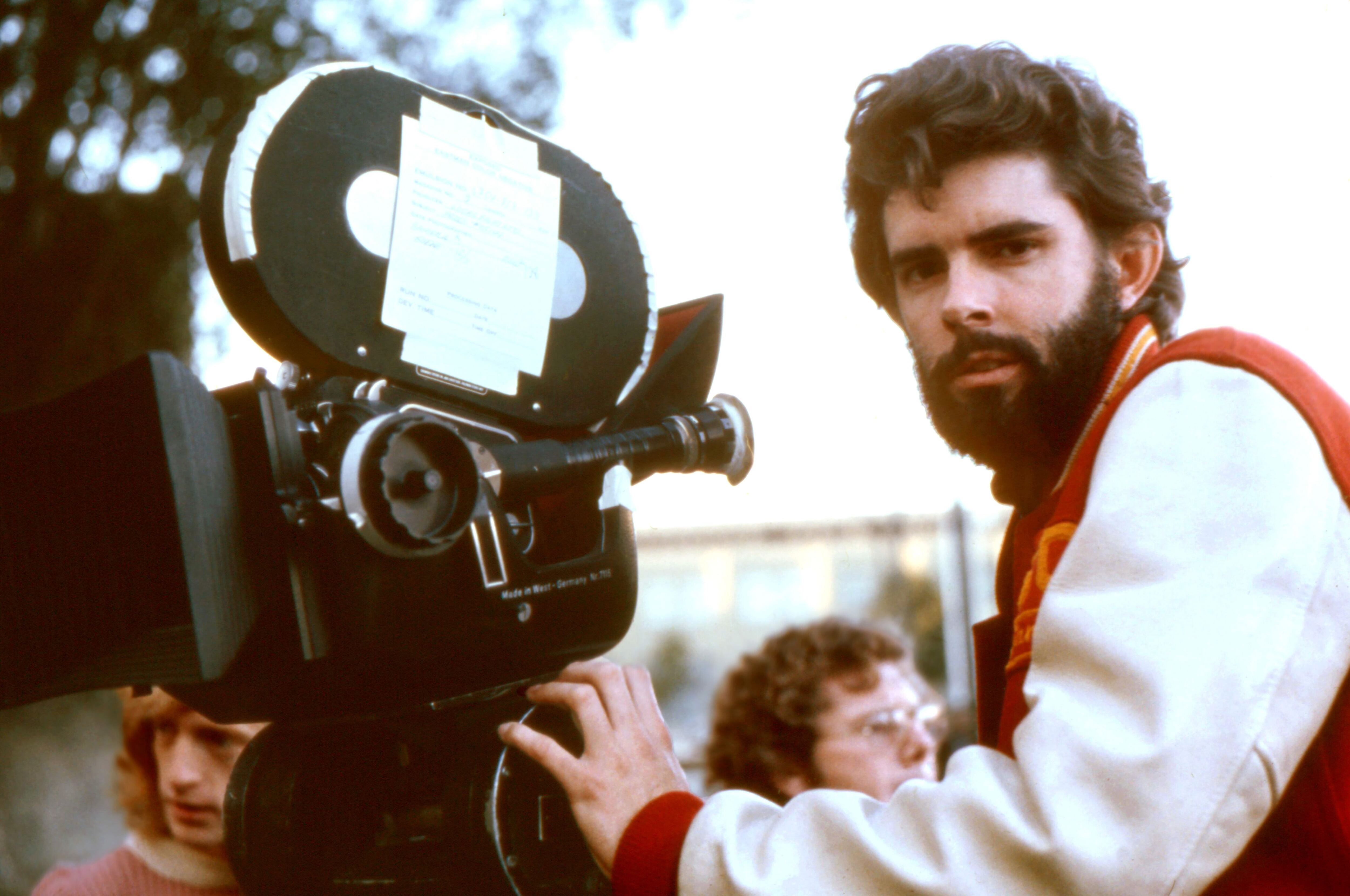 George Lucas tras la cámara durante el rodaje de 'American Graffiti'