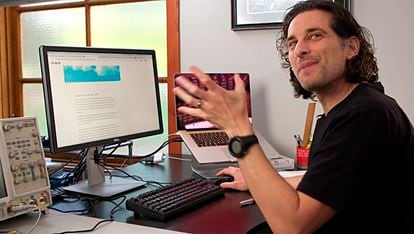 El hacker Joe Grand, conocido como Kingpin, en su laboratorio de Portland (Oregon, EE UU) en el vídeo donde explica cómo ha logrado acceder una cartera de cripto con más de 2 millones de dólares.