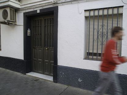 Un vecino de Dos Hermanas (Sevilla) pasa por el edificio donde ha sido hallado un cadáver.