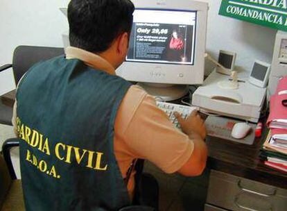 Un agente de la Unidad de Delitos Telemáticos de la Guardia Civil analiza una página <i>web</i> de pornografía infantil.