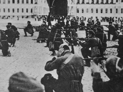 Revolucionarios durante el asedio al Palacio de Invierno en Petrogrado el 7 de noviembre de 1917.