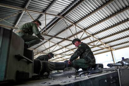 Militares haciendo maniobras de entrenamiento en los carros de combate Leopard en el Centro de Adiestramiento de San Gregorio en Zaragoza.