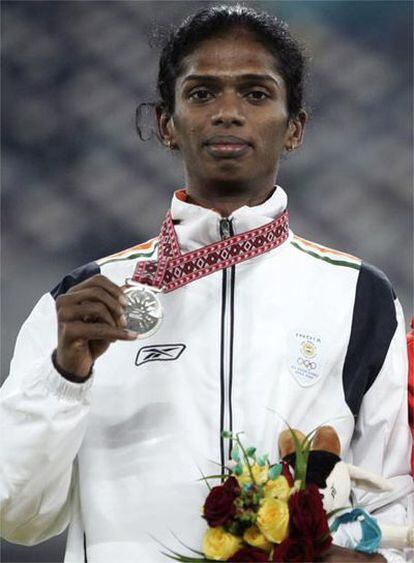 Soundarajan posa con su  medalla de plata