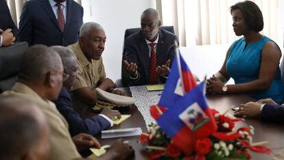 El presidente de Haití, Jovenel Moise, y el jefe del alto mando del ejército, Jodel Lessage, durante una reunión en el ministerio de Defensa.
