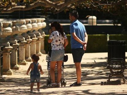 Una familia en el jardín de la Isla de Aranjuez. 