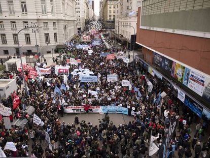 Trabajadores de prensa manifiestan en Buenos Aires contra el despido de más de 350 periodistas en la agencia estatal Télam.